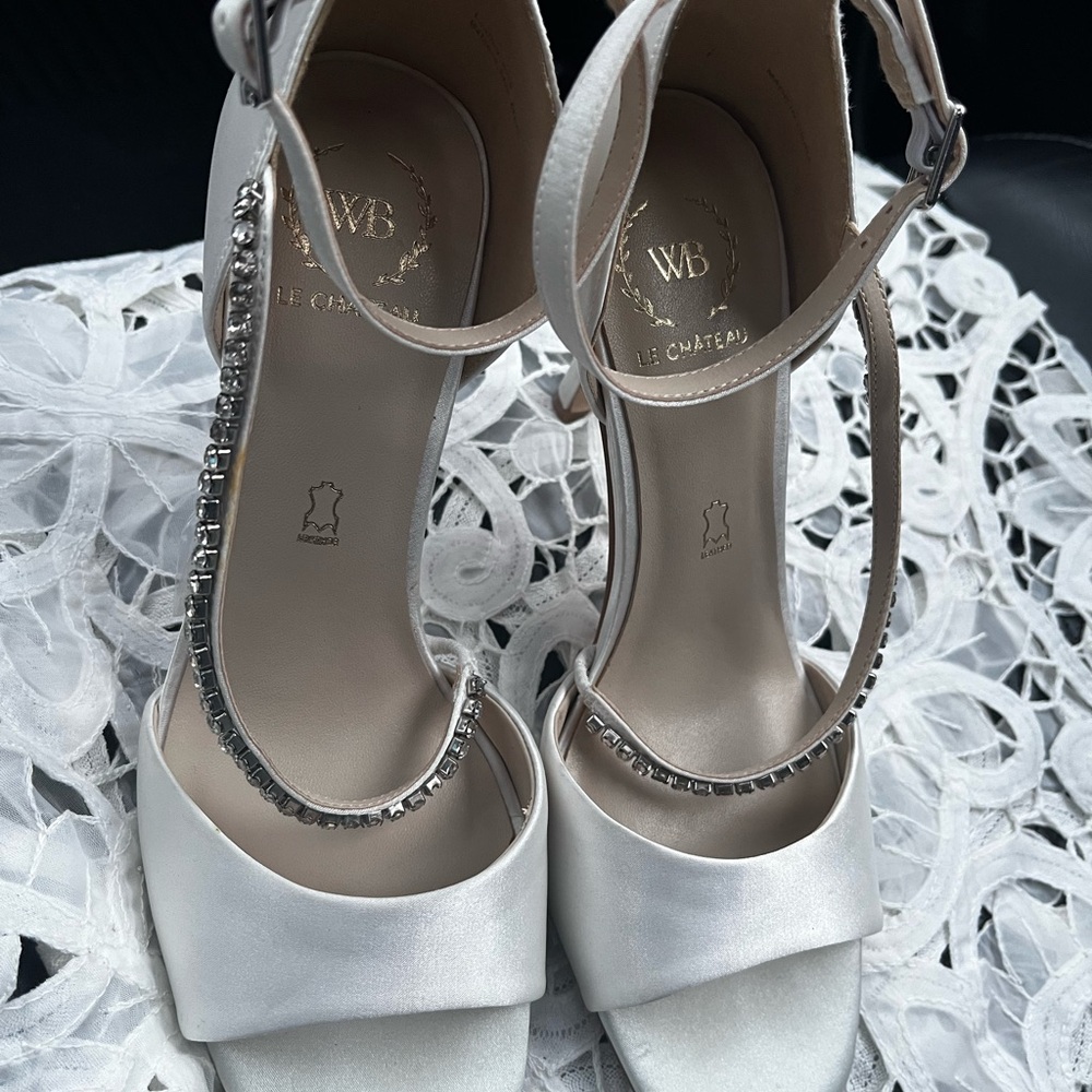 Brand New Le Chateau Sparkle Trimmed Ivory Satin Heeled Sandals Size 7